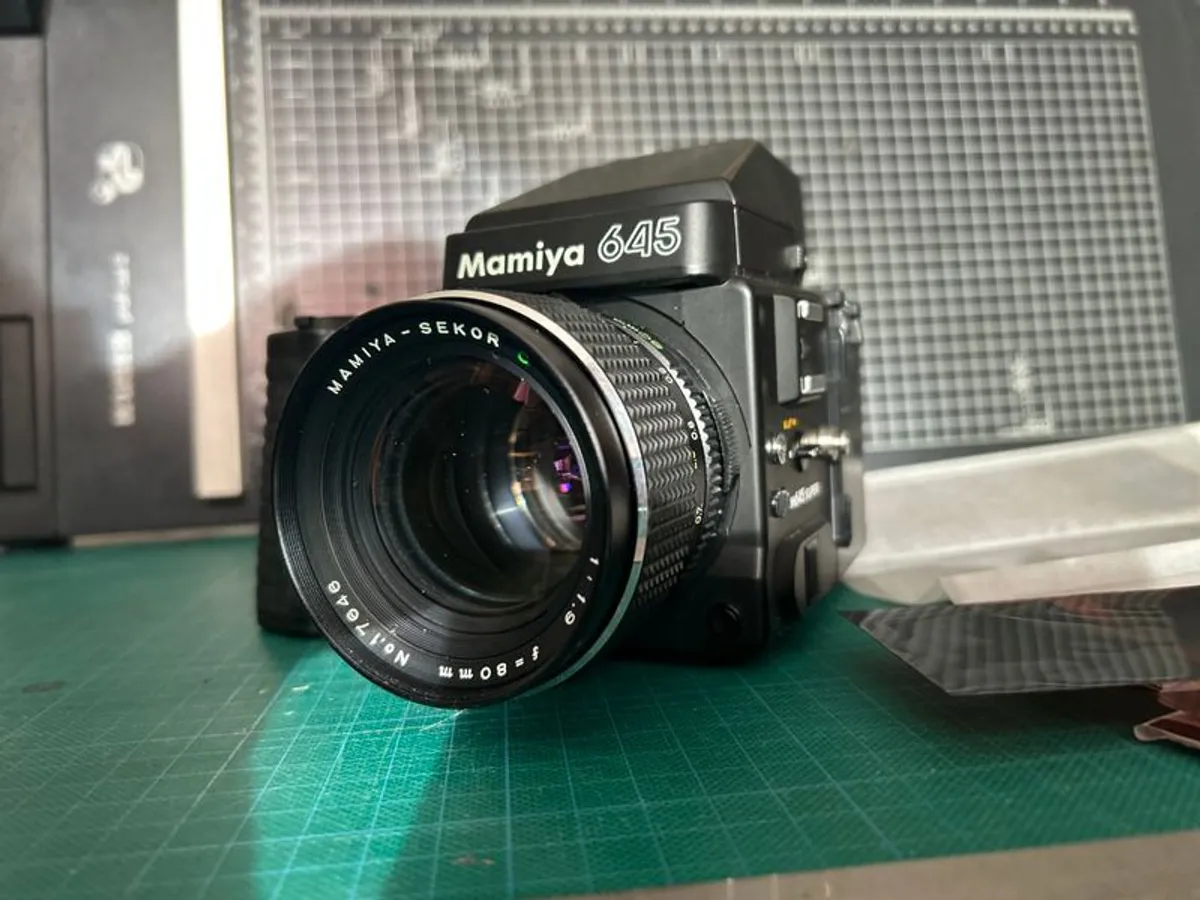 Mamiya 645 Super Kit; Near Mint Condition Recently serviced Mamiya 645 Super with Tamron Sekkor 80mm 1.9 lens; Mamiya 645 AE Prism Finder; Mamiya 645 Super Waist Finder Viewer with magnifier; Mamiya 645 Super Motor Power Winder Grip; Darkslide; Extra Film - Image 3