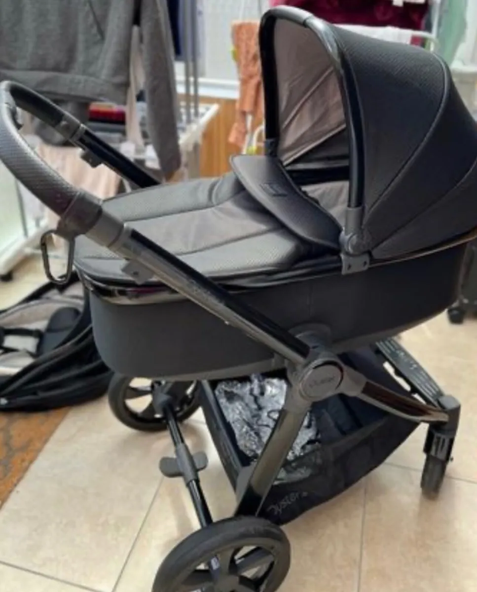 Oyster 3 capsule pram - Image 1