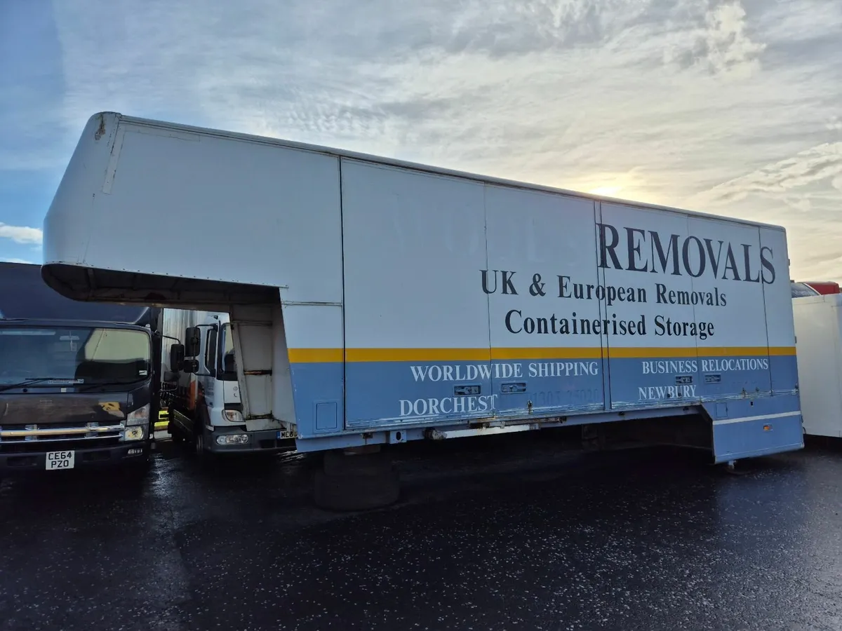 29ft Sparshatts Luton Furniture body - Image 2