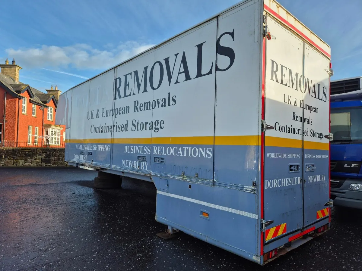 29ft Sparshatts Luton Furniture body - Image 3