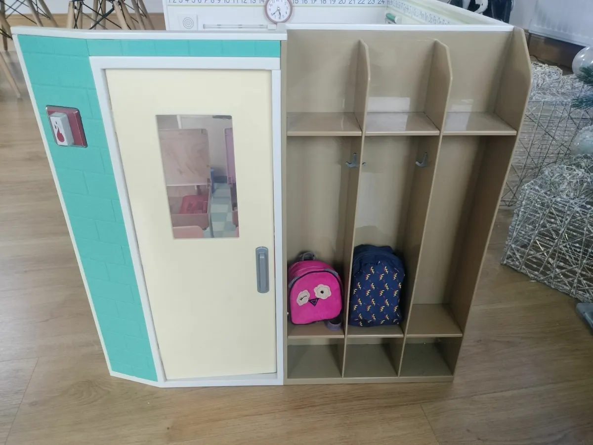 Awesome Academy Schoolhouse - Image 3