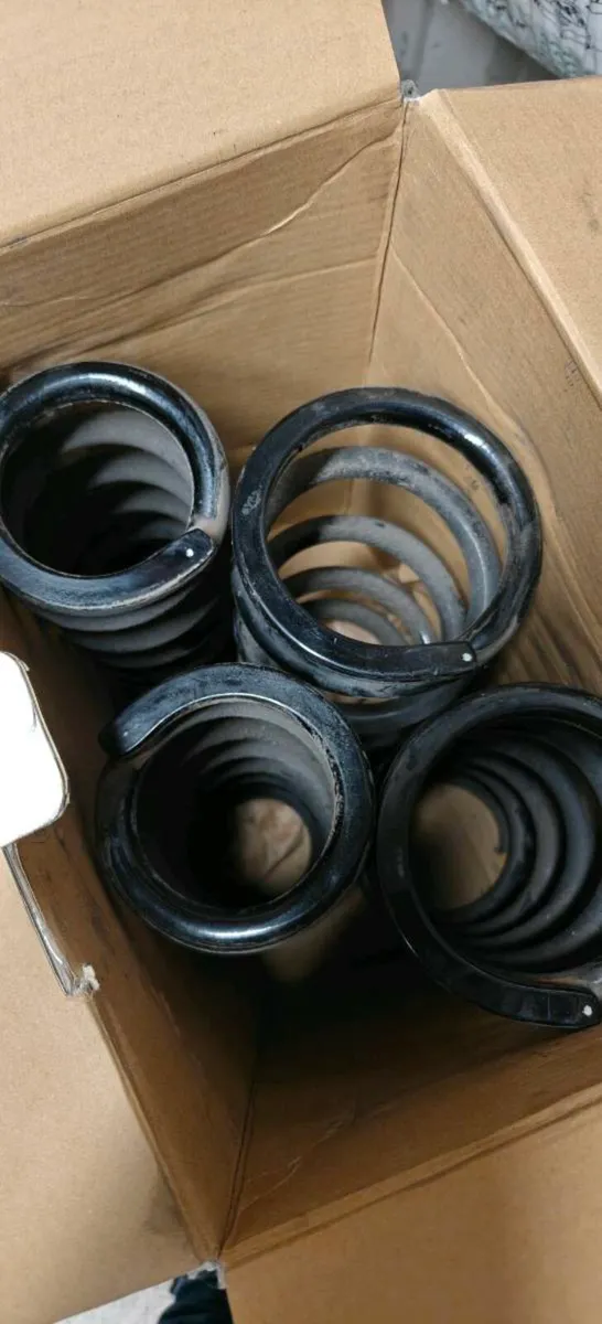 Lexus is300h Hyundai i30N VW transporter T6 - Image 4