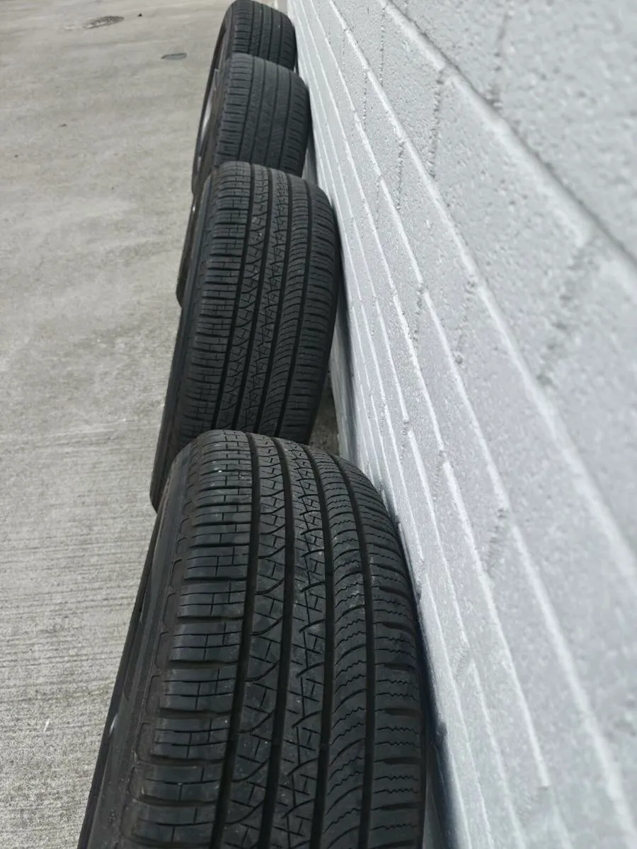 Land Rover Defender Audi A6 various sets of wheels - Image 3