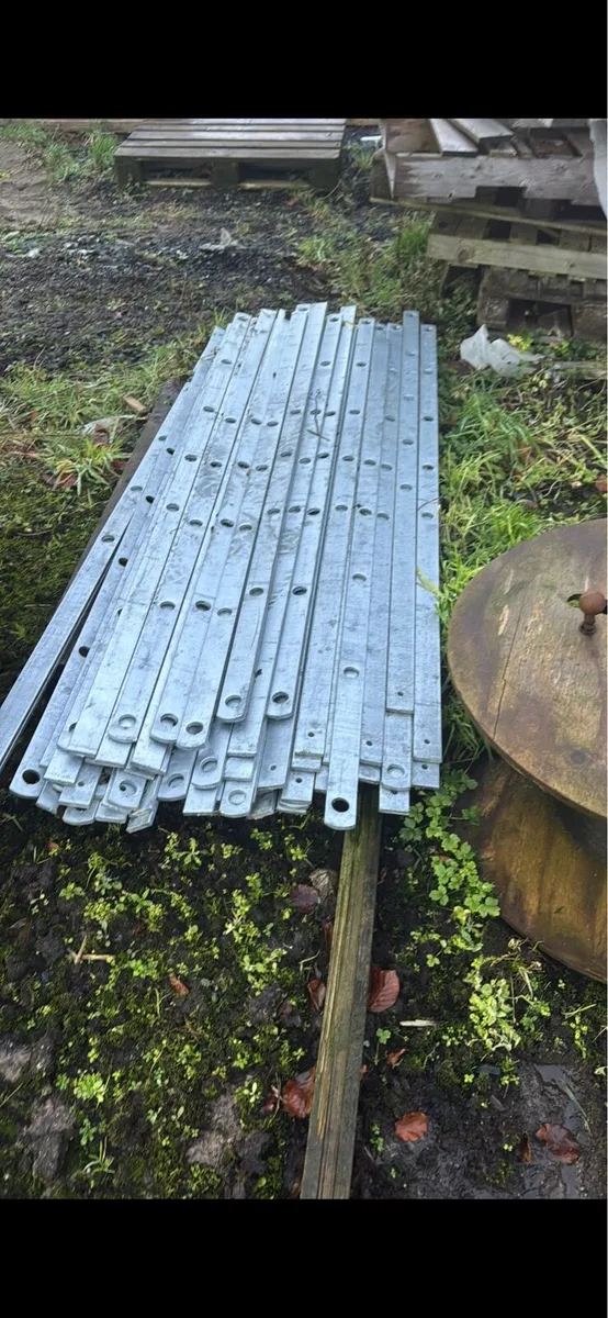 Estate fencing posts