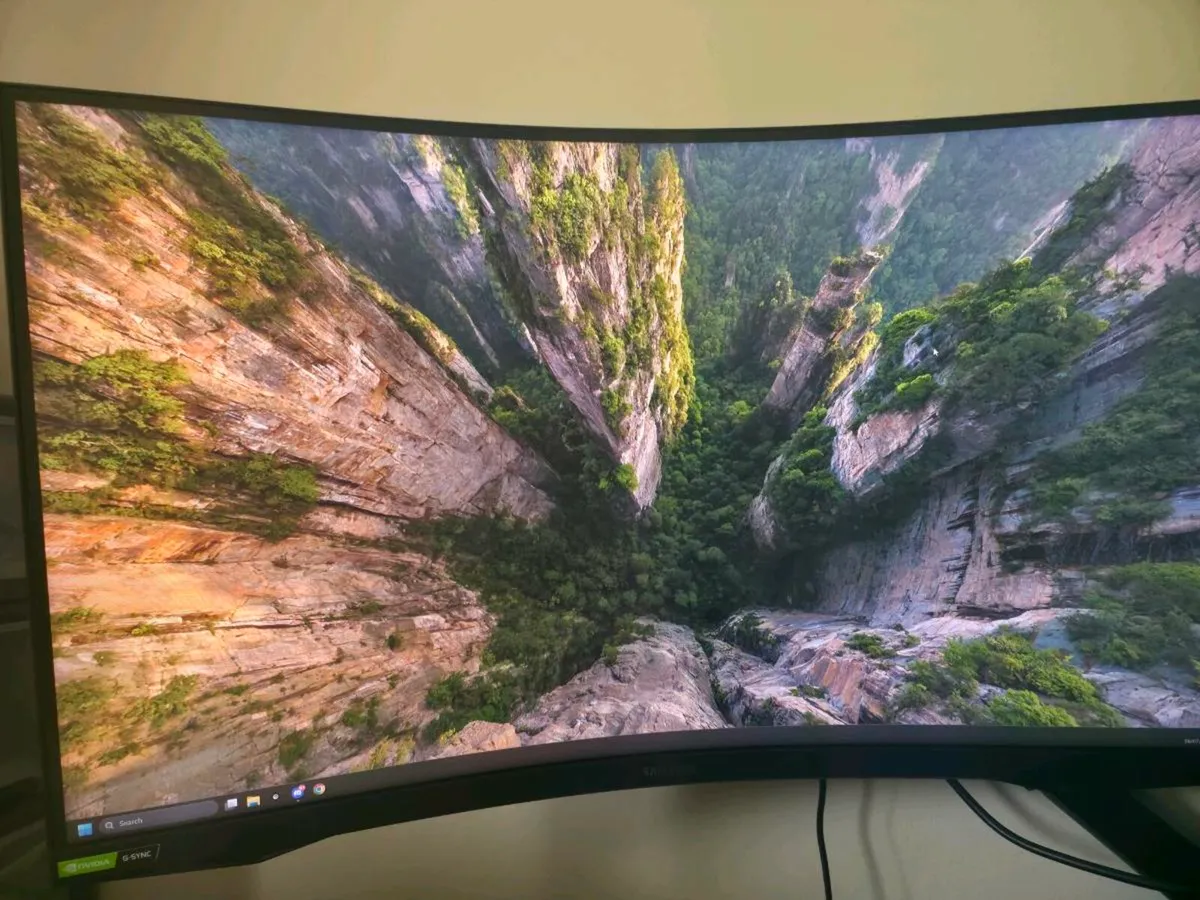 Samsung Odyssey 32' Monitor - Image 1