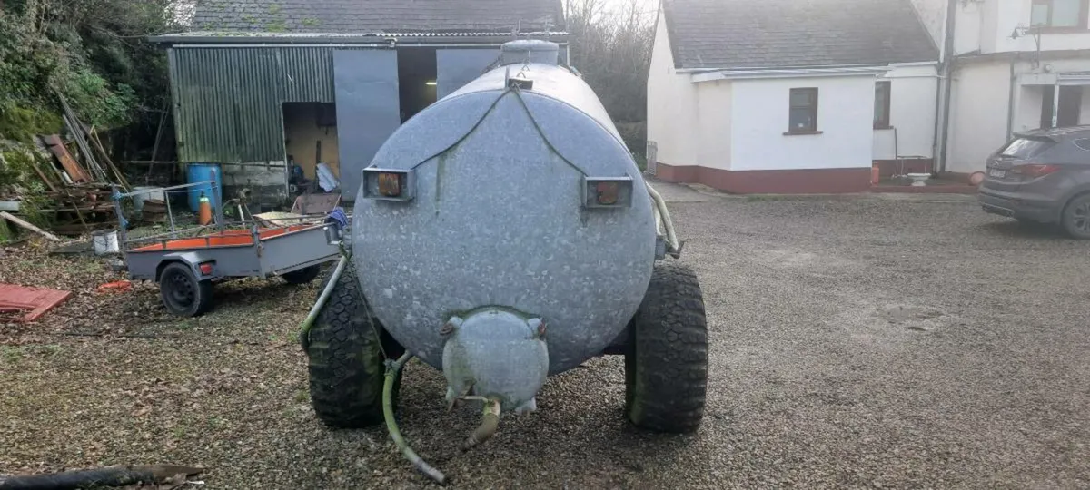 1600 gallon molasses  tank with pump - Image 2