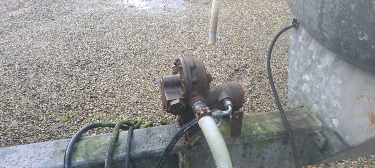 1600 gallon molasses  tank with pump - Image 3