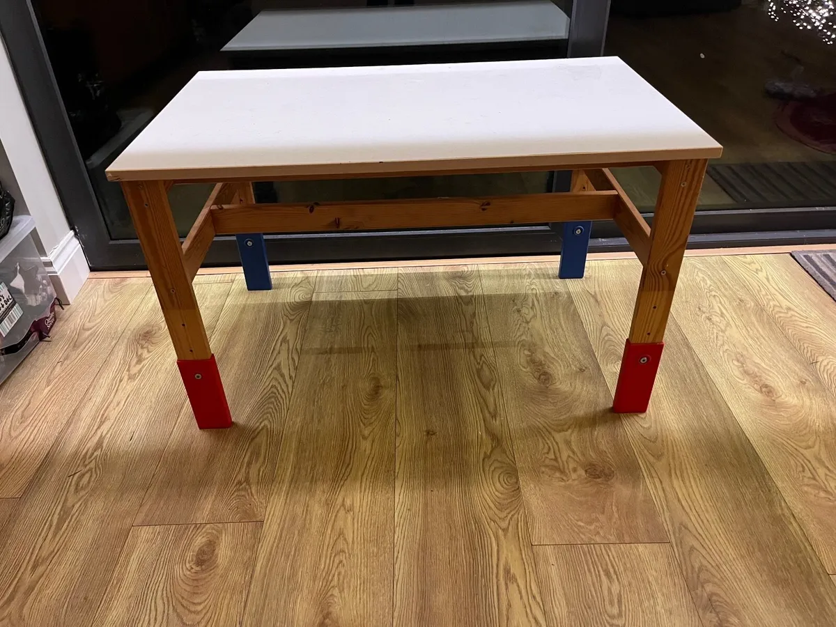Kids table - Image 1