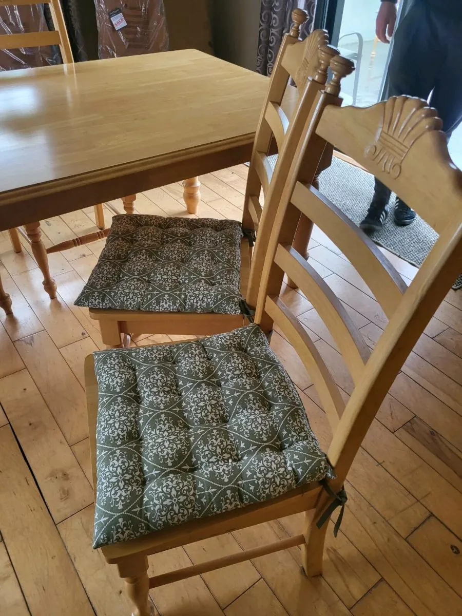Dinning room table and chairs - Image 3