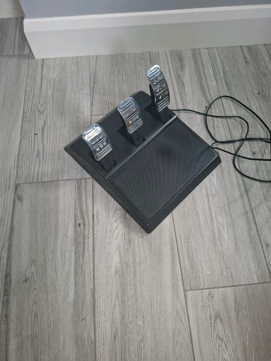 Thrustmaster ferrari steering wheel and seat - Image 2