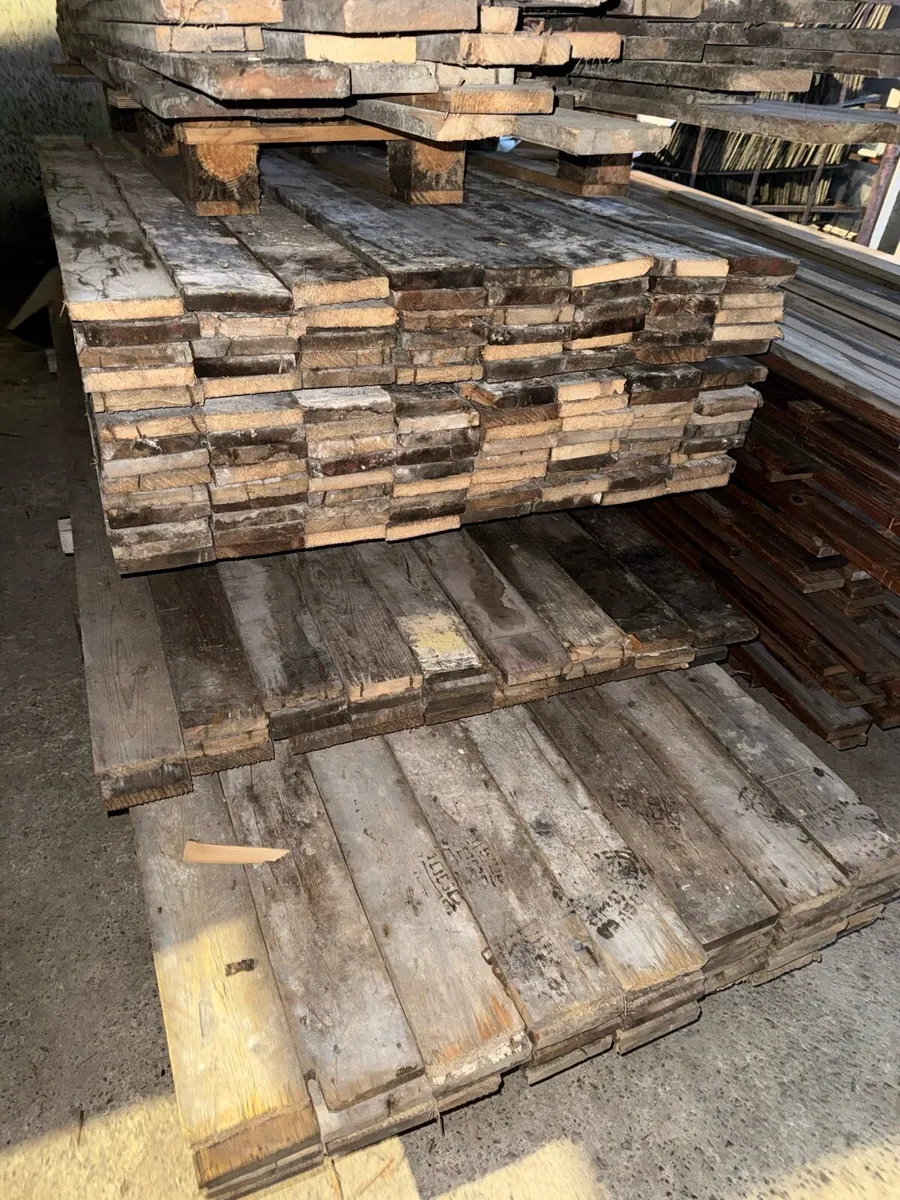 Square edge pine flooring . - Image 1