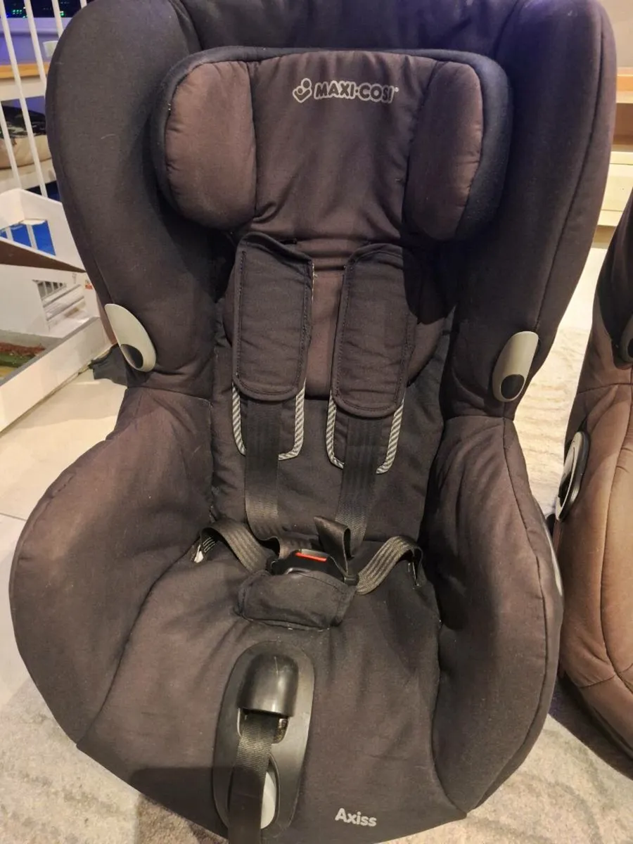 Maxi Cosi Axiss Swivel Car Seat (Price Drop!!) - Image 2