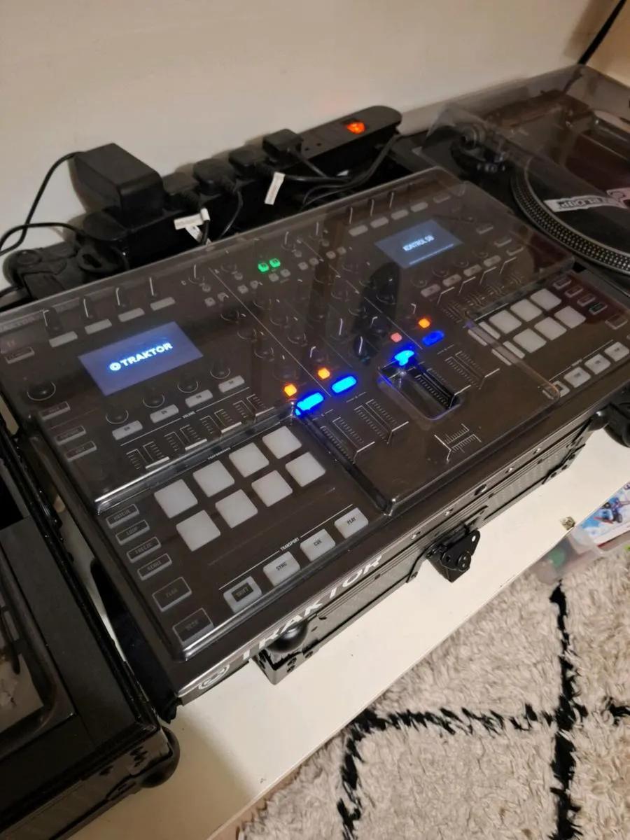 Native Instruments Traktor Kontrol S8 in excellent - Image 1