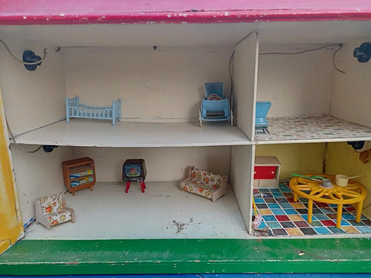 An Antique Dolls House. - Image 2