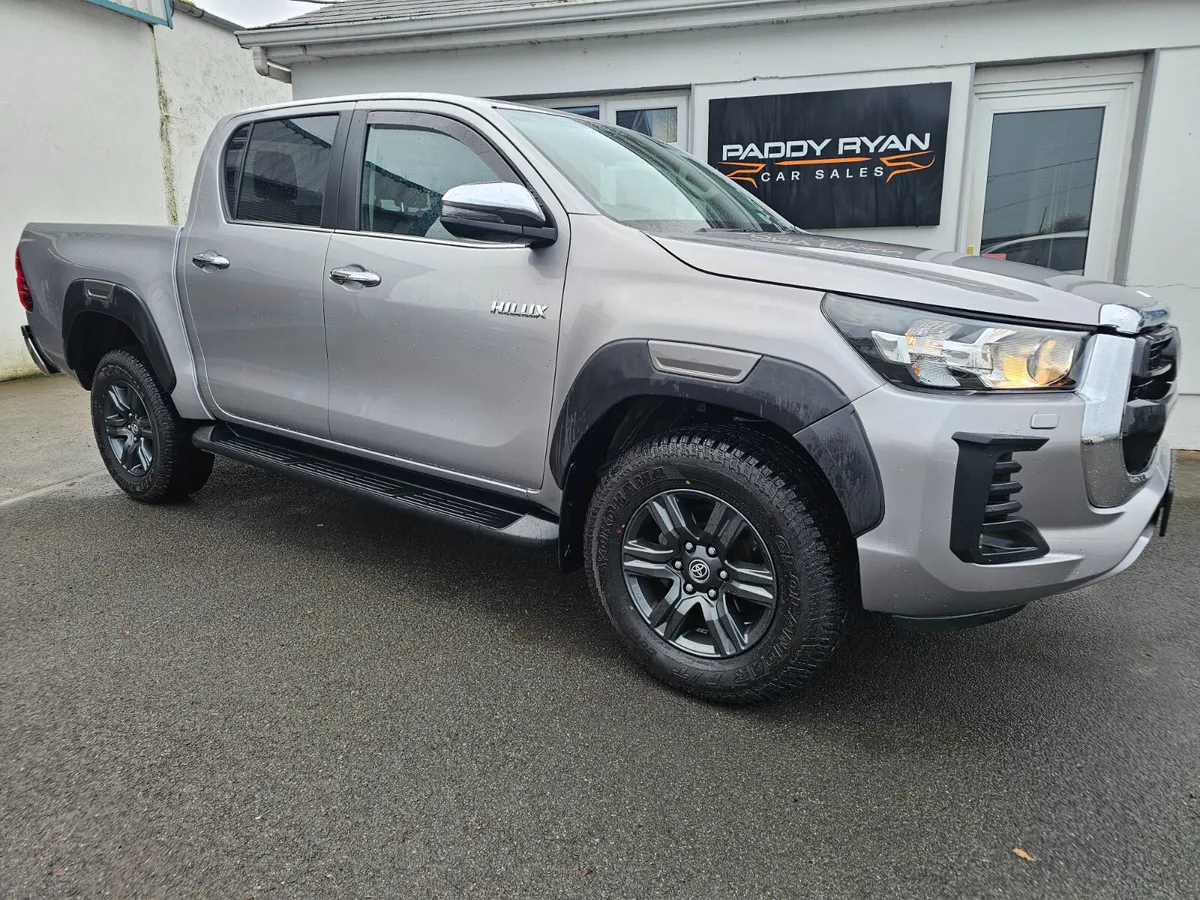 2023 Toyota Hilux 2.8 Auto SR5 Double Cab - Image 2