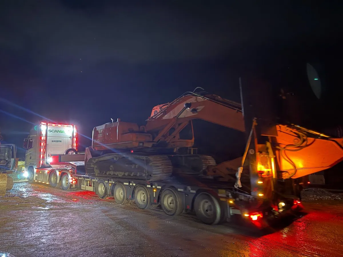 Excavators CAT HITACHI KOMATSU Exports - Image 3