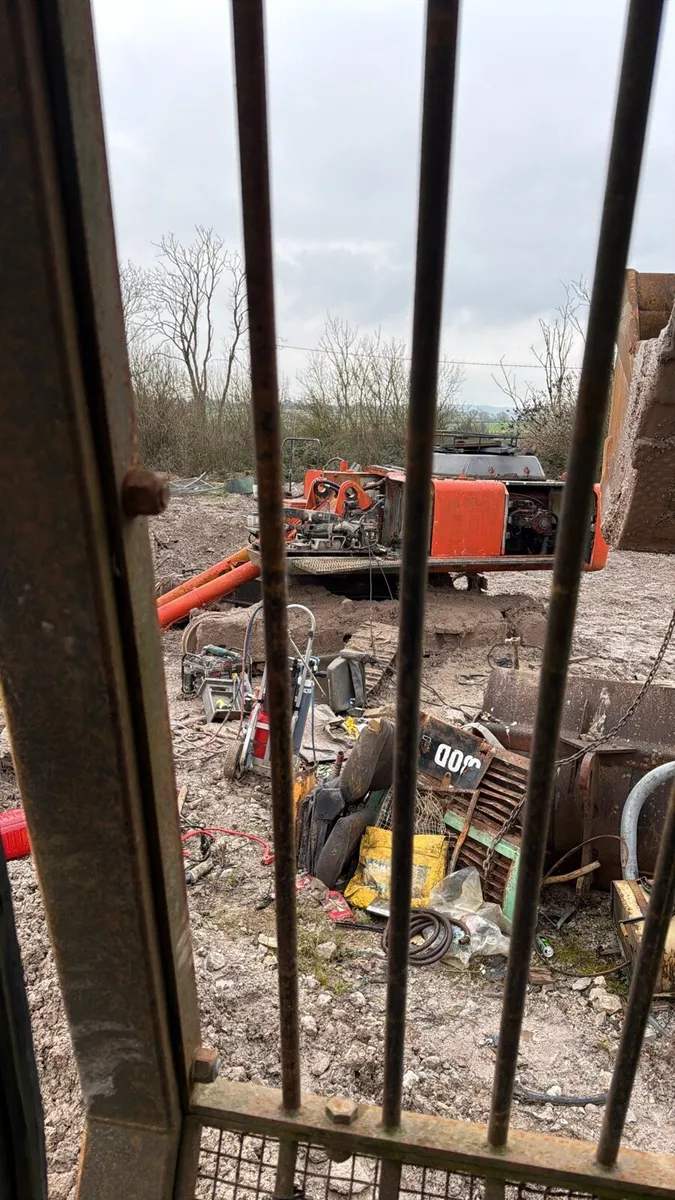 Excavators CAT HITACHI KOMATSU Exports - Image 4