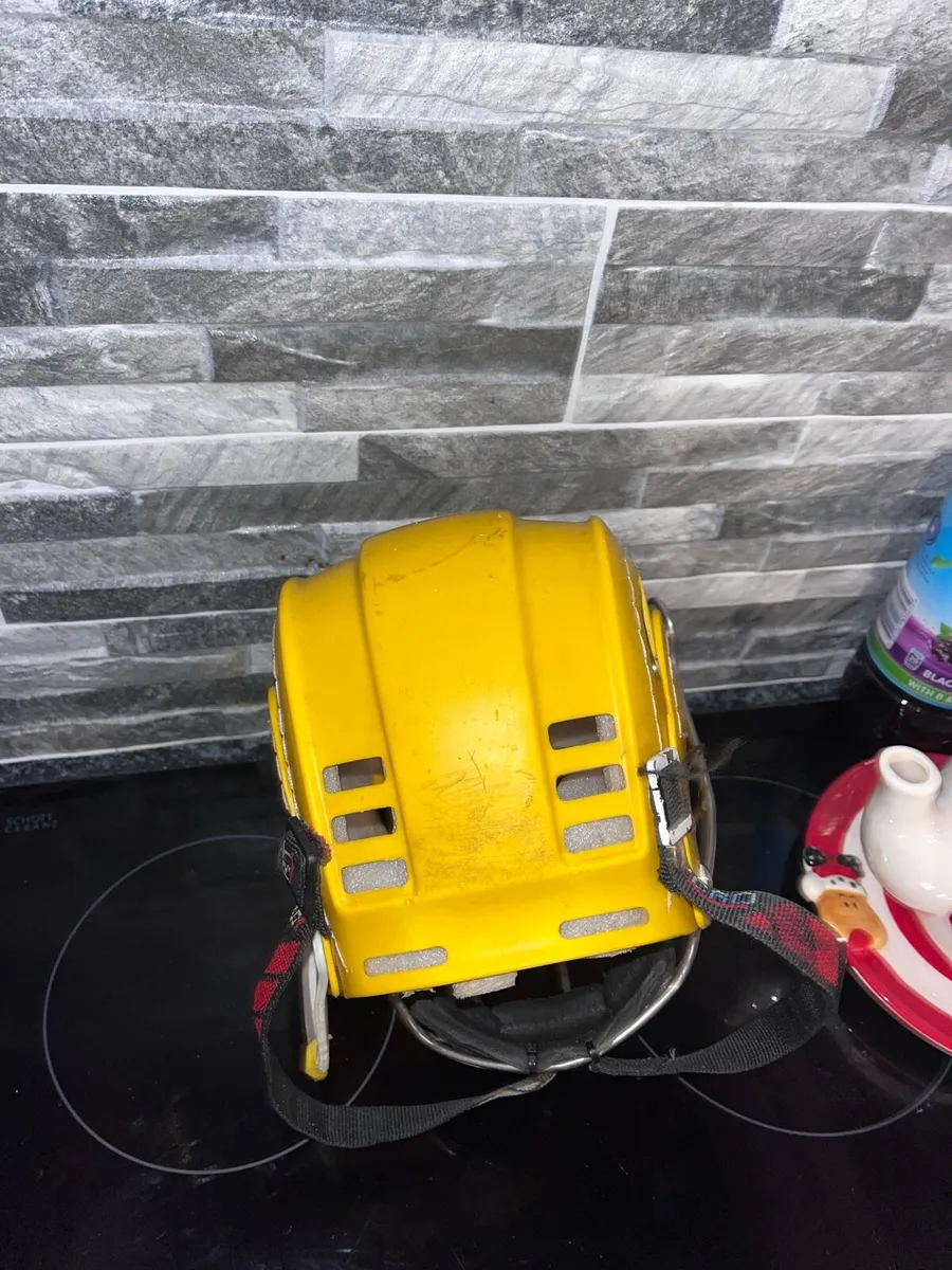 Hurling helmet - Image 3