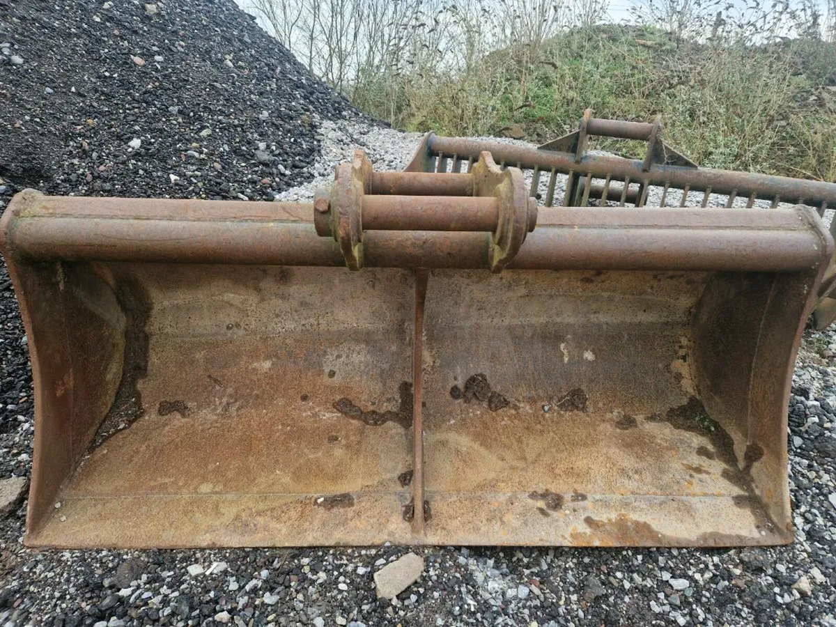 80mm 20tonne hitch & buckets. - Image 2