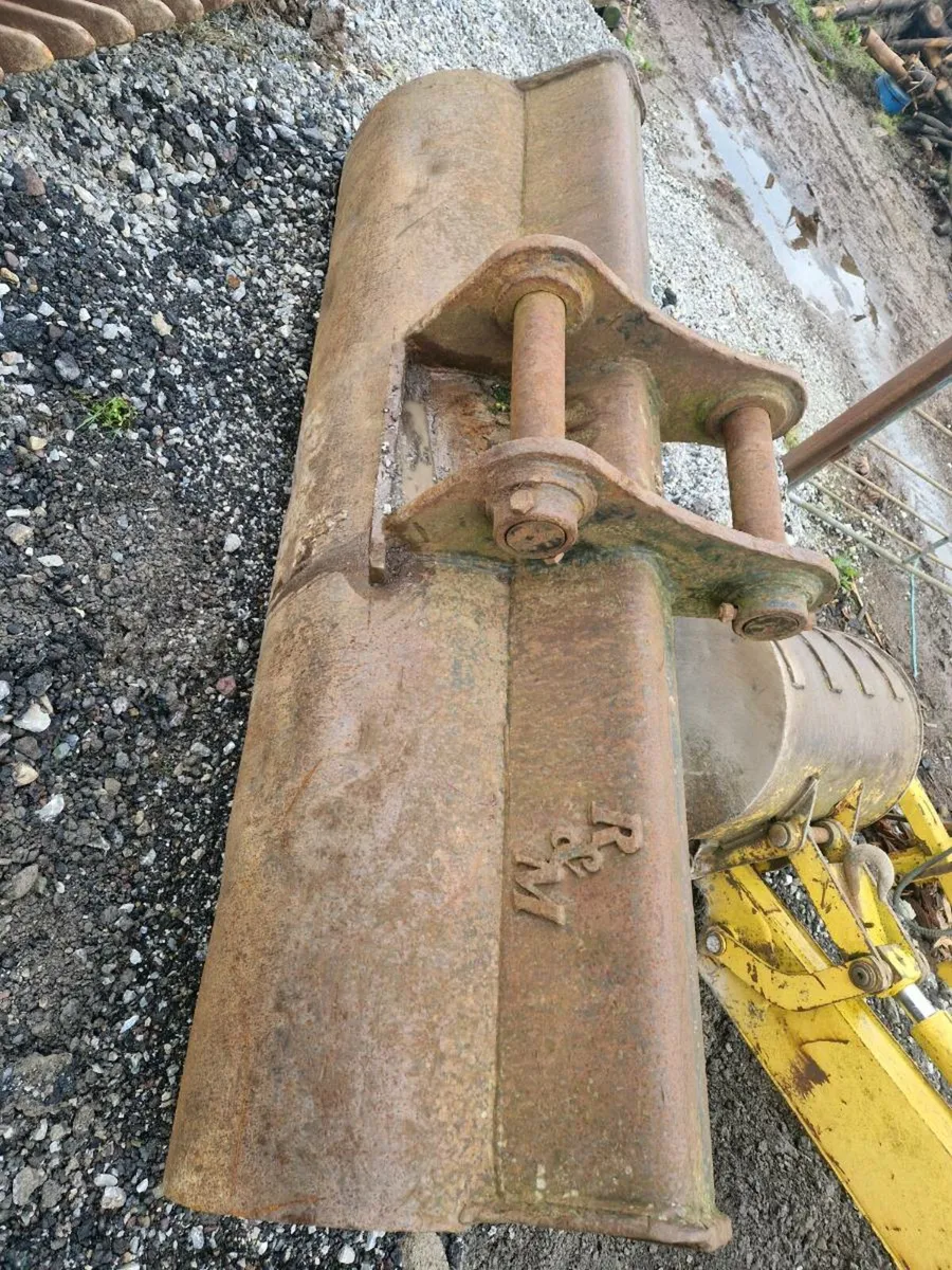 80mm 20tonne hitch & buckets. - Image 3