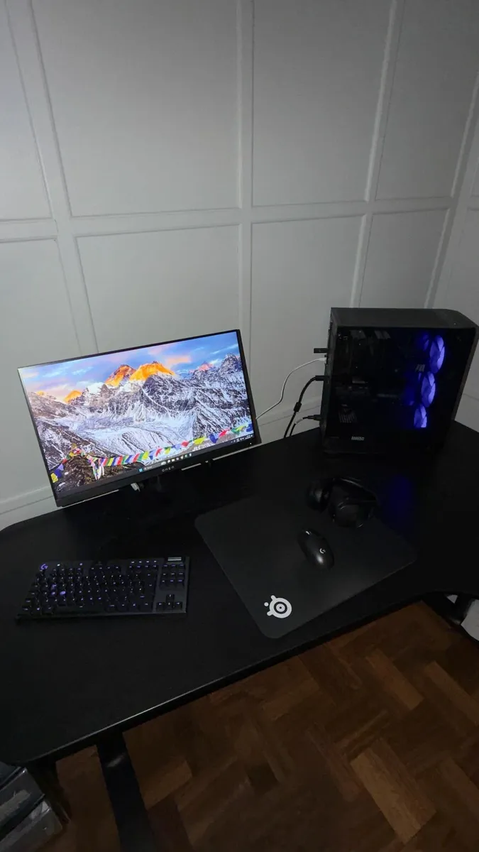 Clean Wireless Gaming Full PC Setup