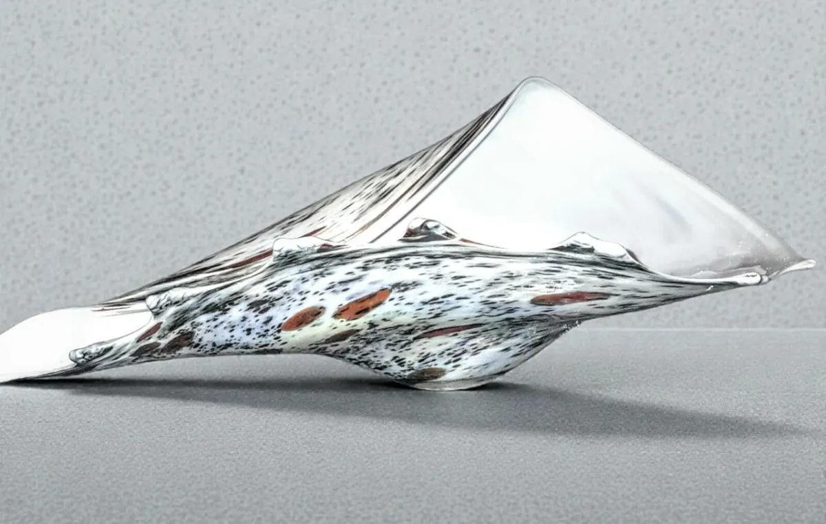 Massive speckled glass shell centrepiece - Image 2