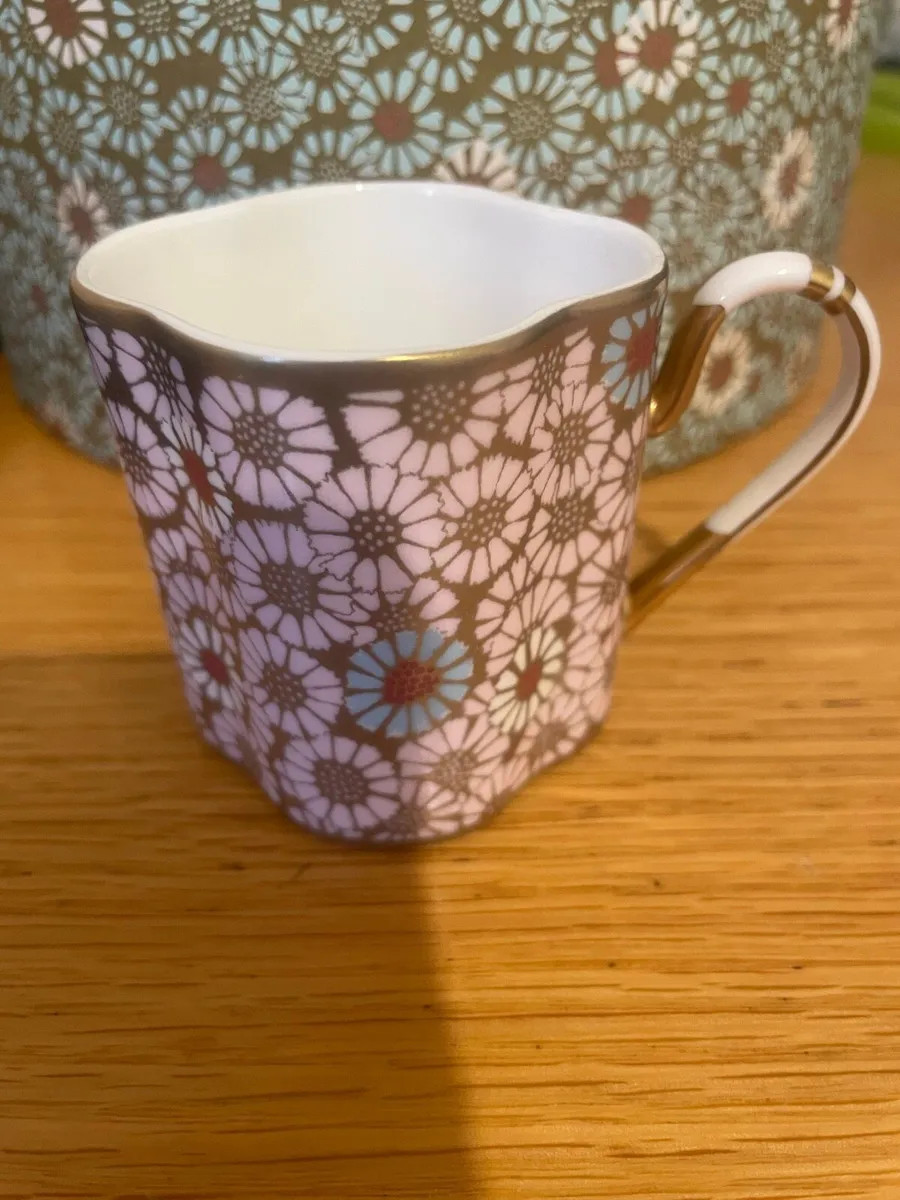 Wedgwood - Scallop Daisy Teacup and Saucer - Image 3