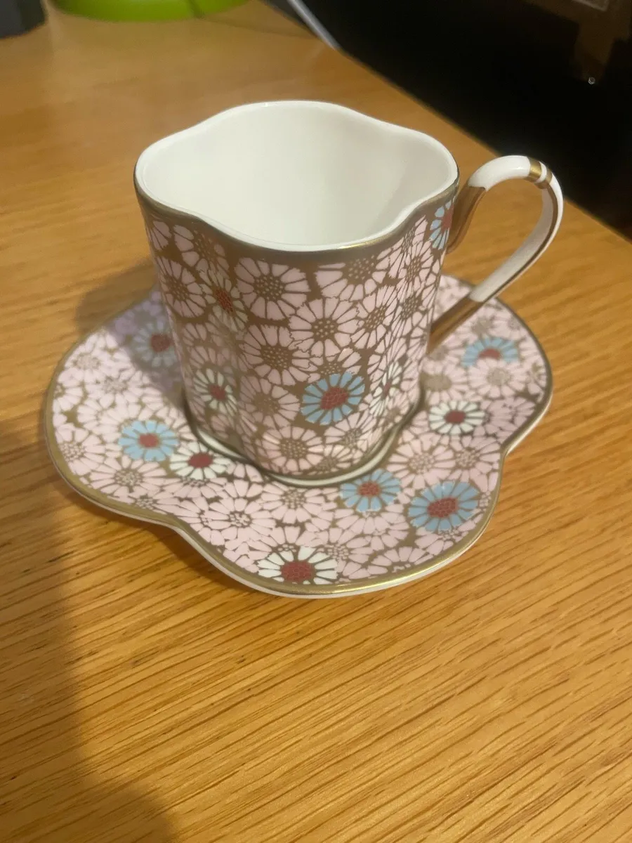 Wedgwood - Scallop Daisy Teacup and Saucer - Image 1