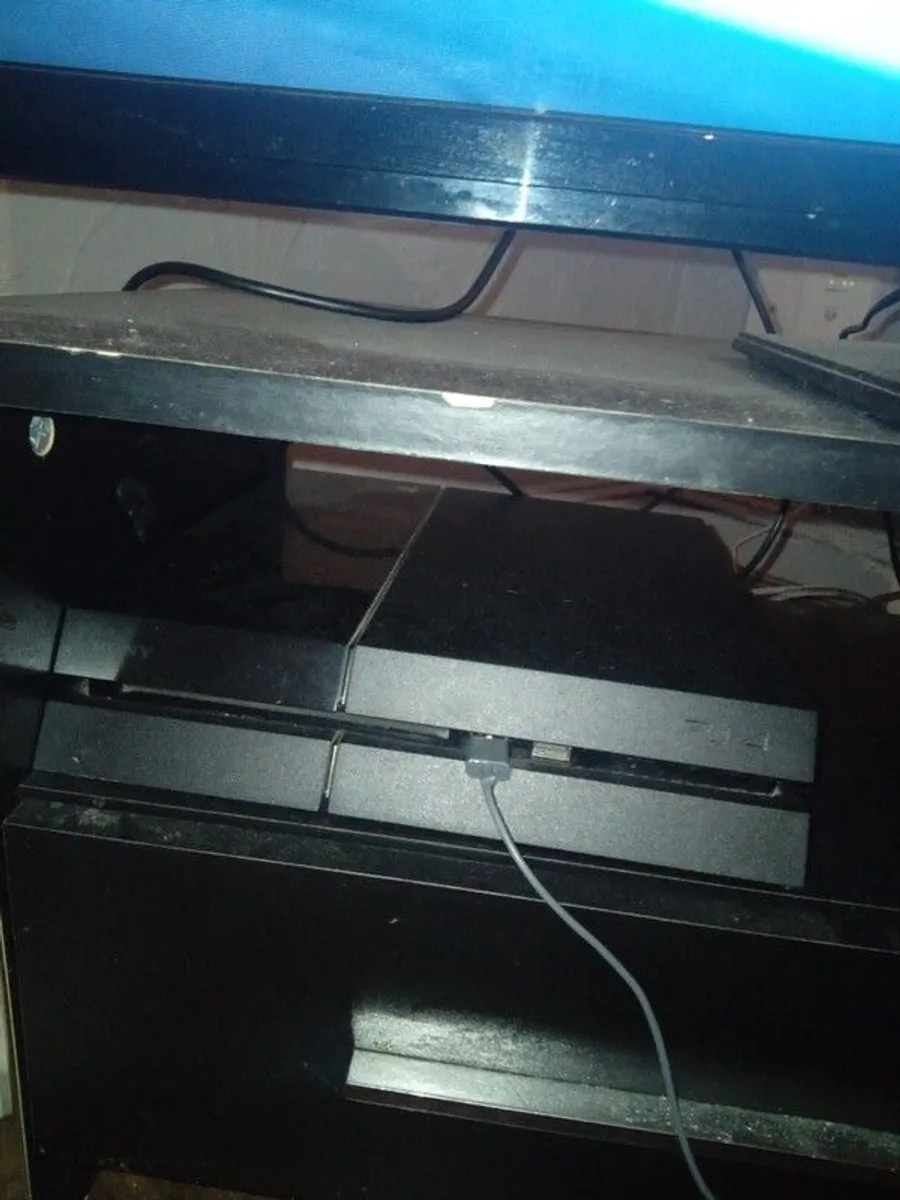 PS4 and one controller - Image 1