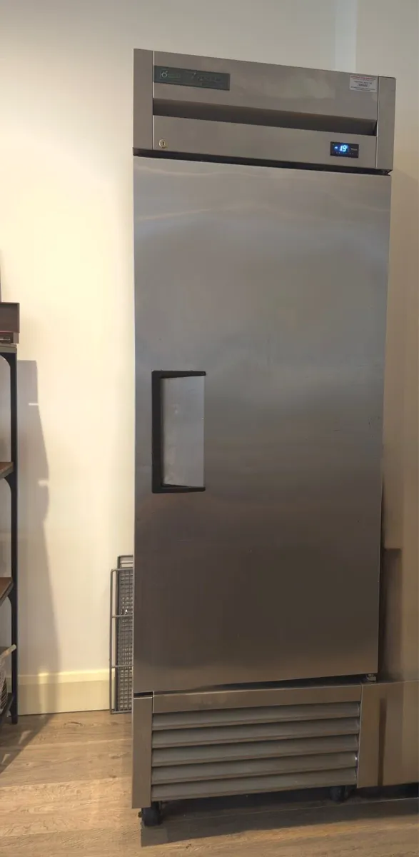 TRUE T-23F COMMERCIAL UPRIGHT FREEZER - Image 2