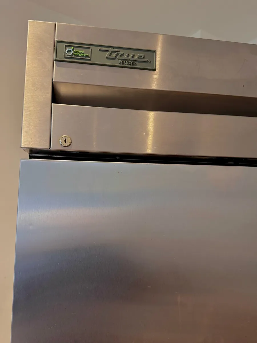 TRUE T-23F COMMERCIAL UPRIGHT FREEZER - Image 3