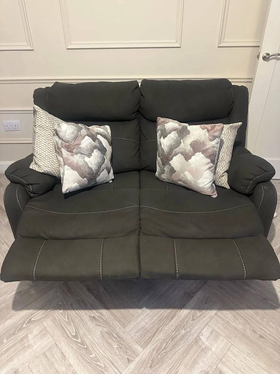 Living room couch - Image 1