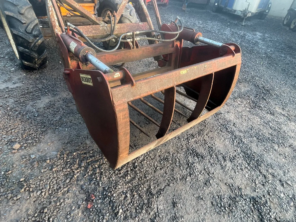 Renault 60-14 tractor and loader - Image 4