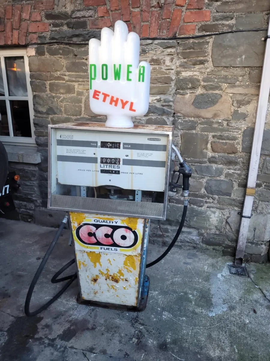 Vintage Petrol Pump Avery-Hardoll 4000 Series - Image 1