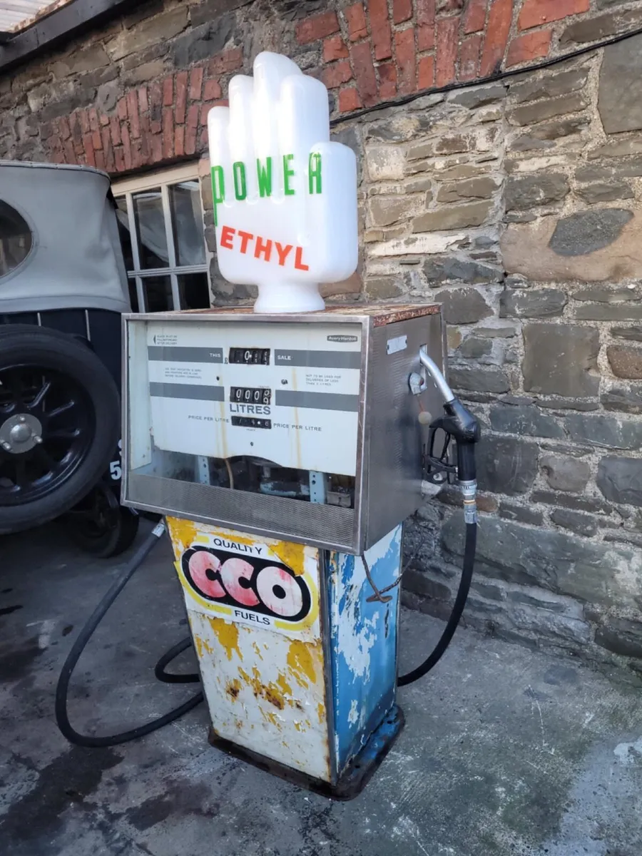 Vintage Petrol Pump Avery-Hardoll 4000 Series - Image 2