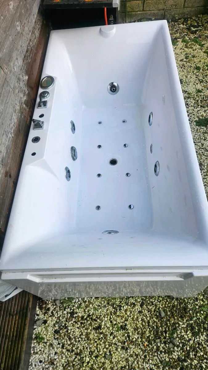 Jacuzzi bath - Image 1