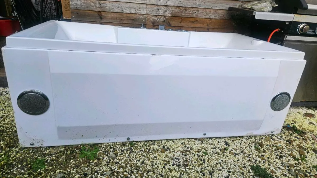 Jacuzzi bath - Image 2