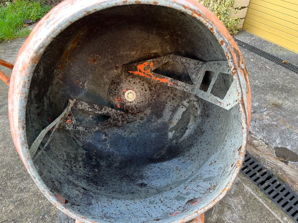 CONCRETE MIXER 110 VOLT and STAND - Image 4