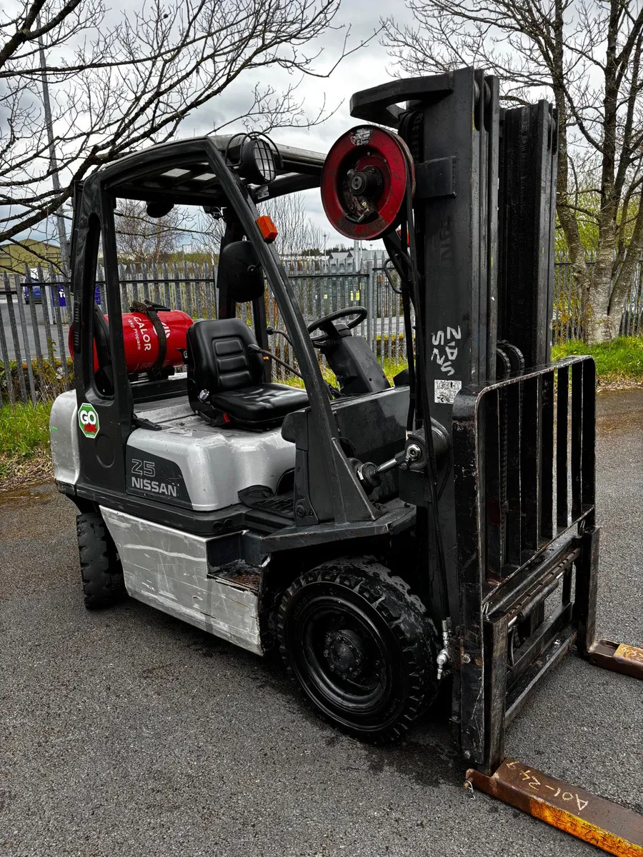forklift    nissan  gas 2.5 ton lift - Image 1