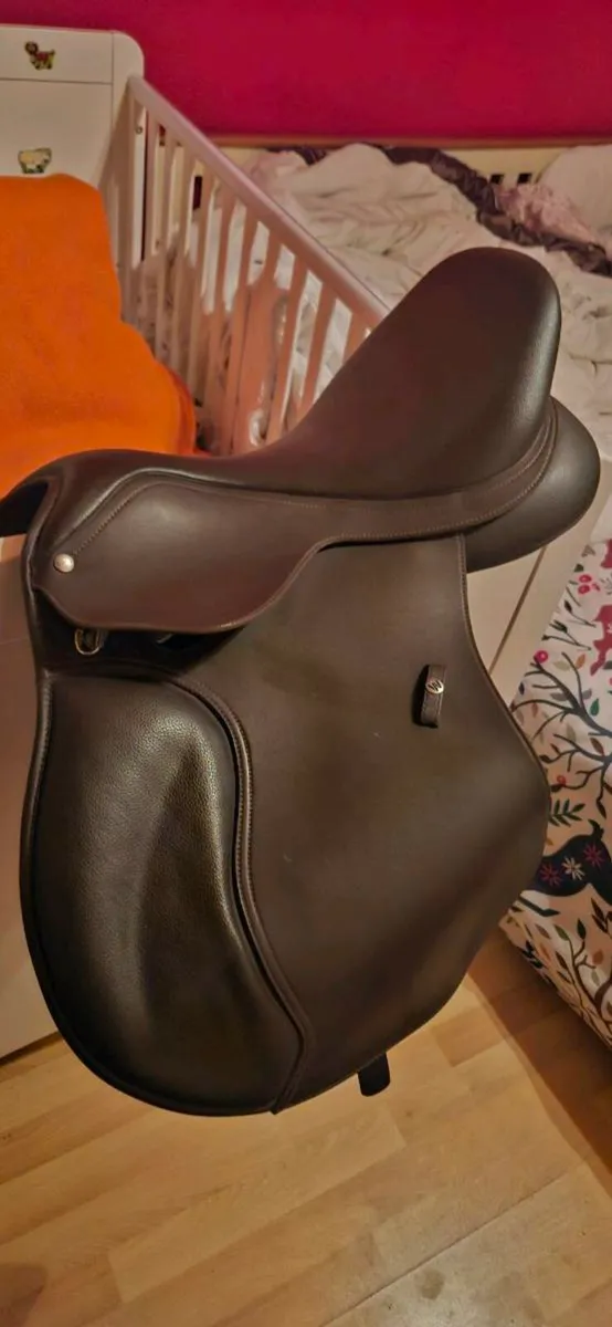Wintec 17.5 inch saddle - Image 1