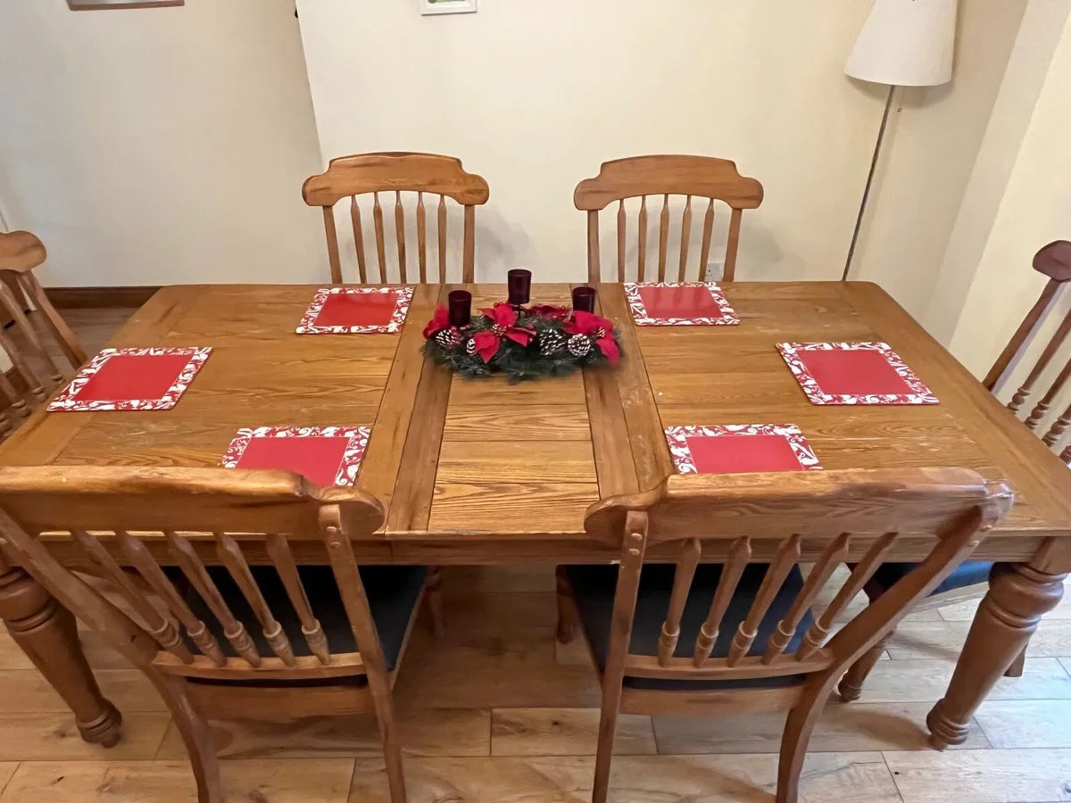 Table and chairs - Image 1