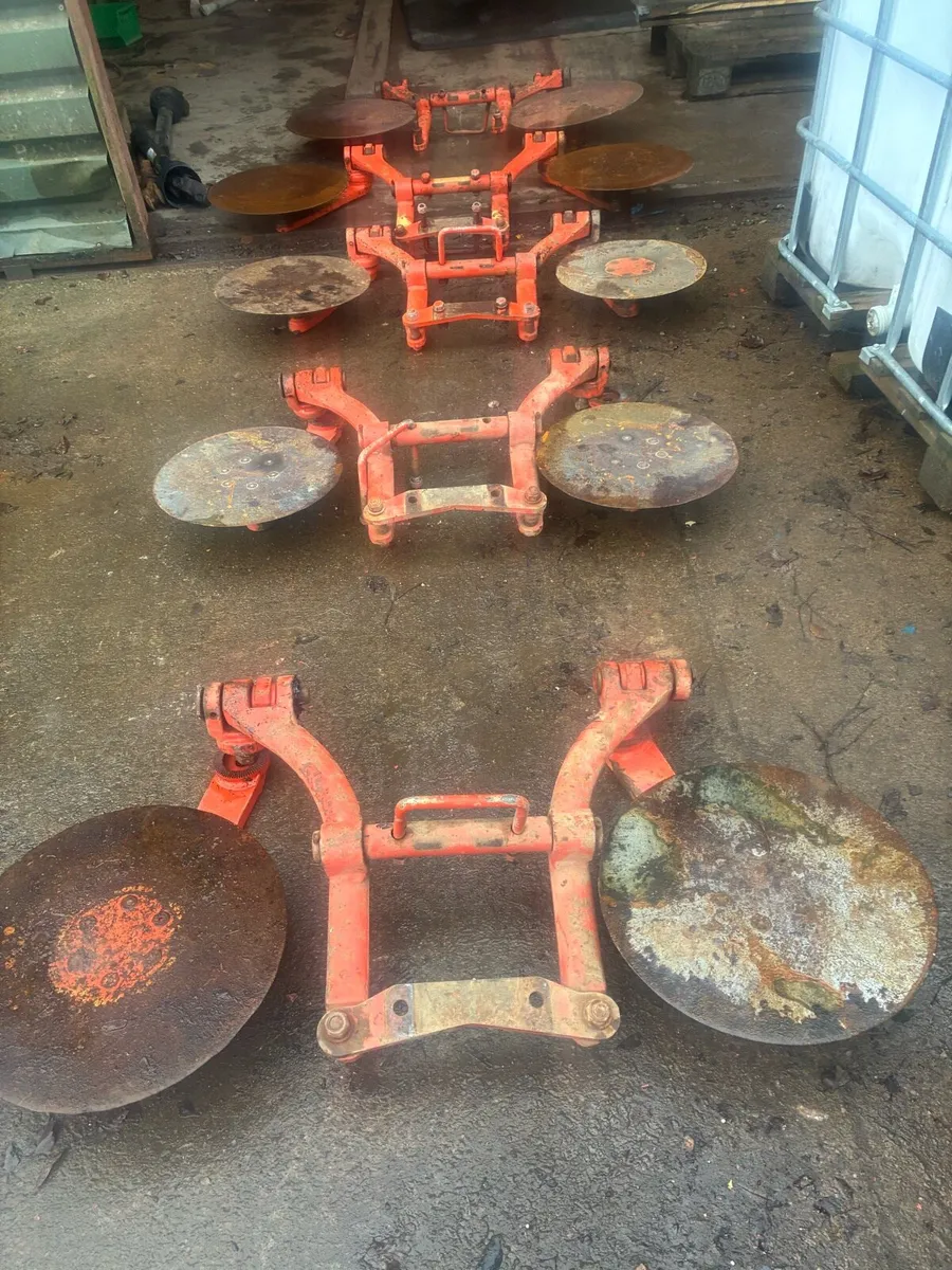 Kuhn plough discs as trash boards - Image 1