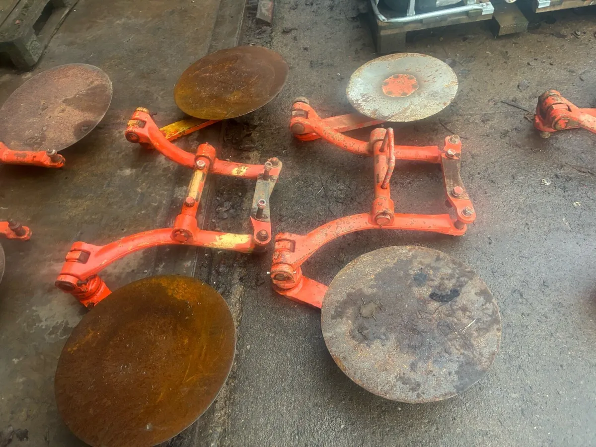 Kuhn plough discs as trash boards - Image 2