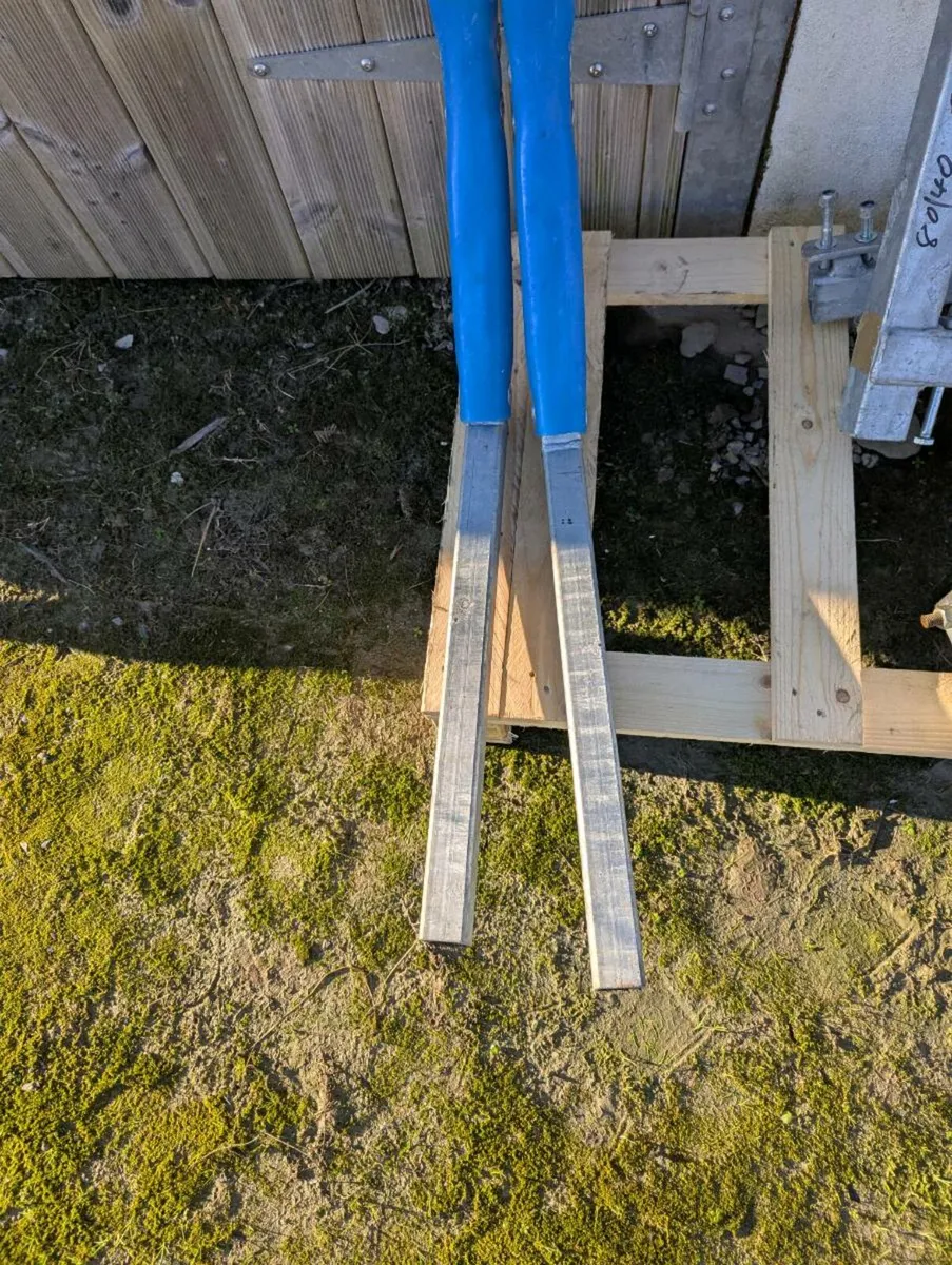 Set of docking arms for RIB trailor - Image 3