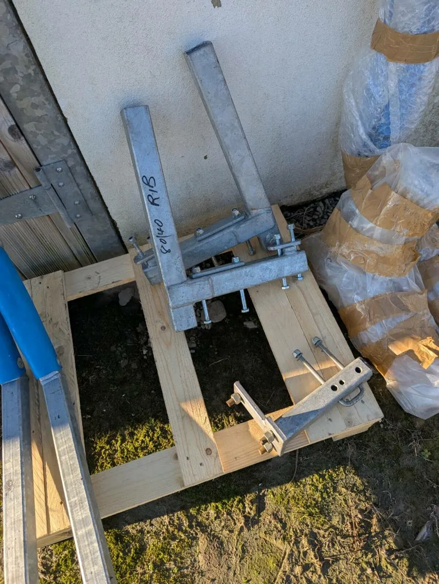 Set of docking arms for RIB trailor - Image 4