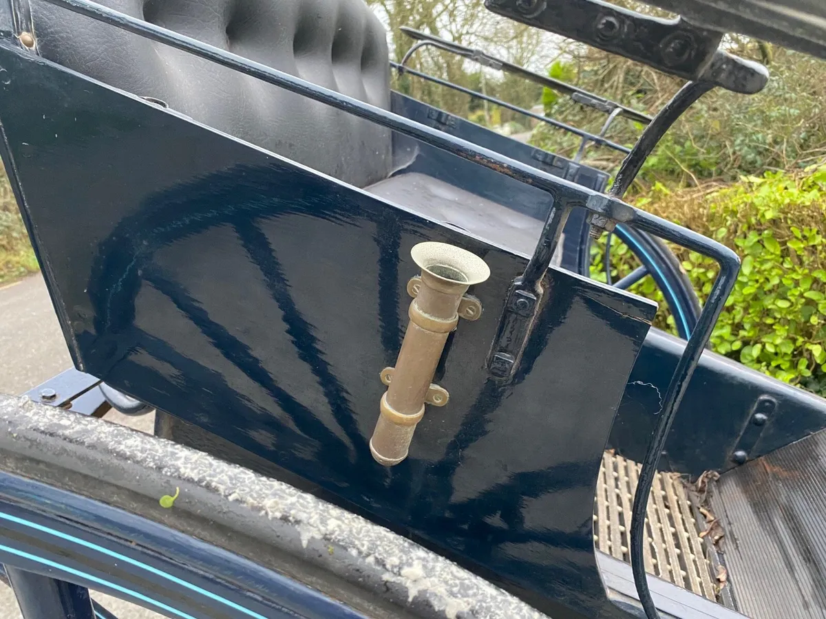 Beautiful restored horse trap - Image 3