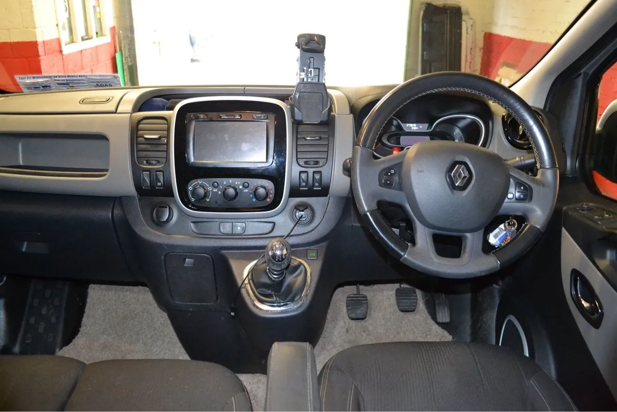 2017 Renault trafic sport LWB dayvan - Image 4