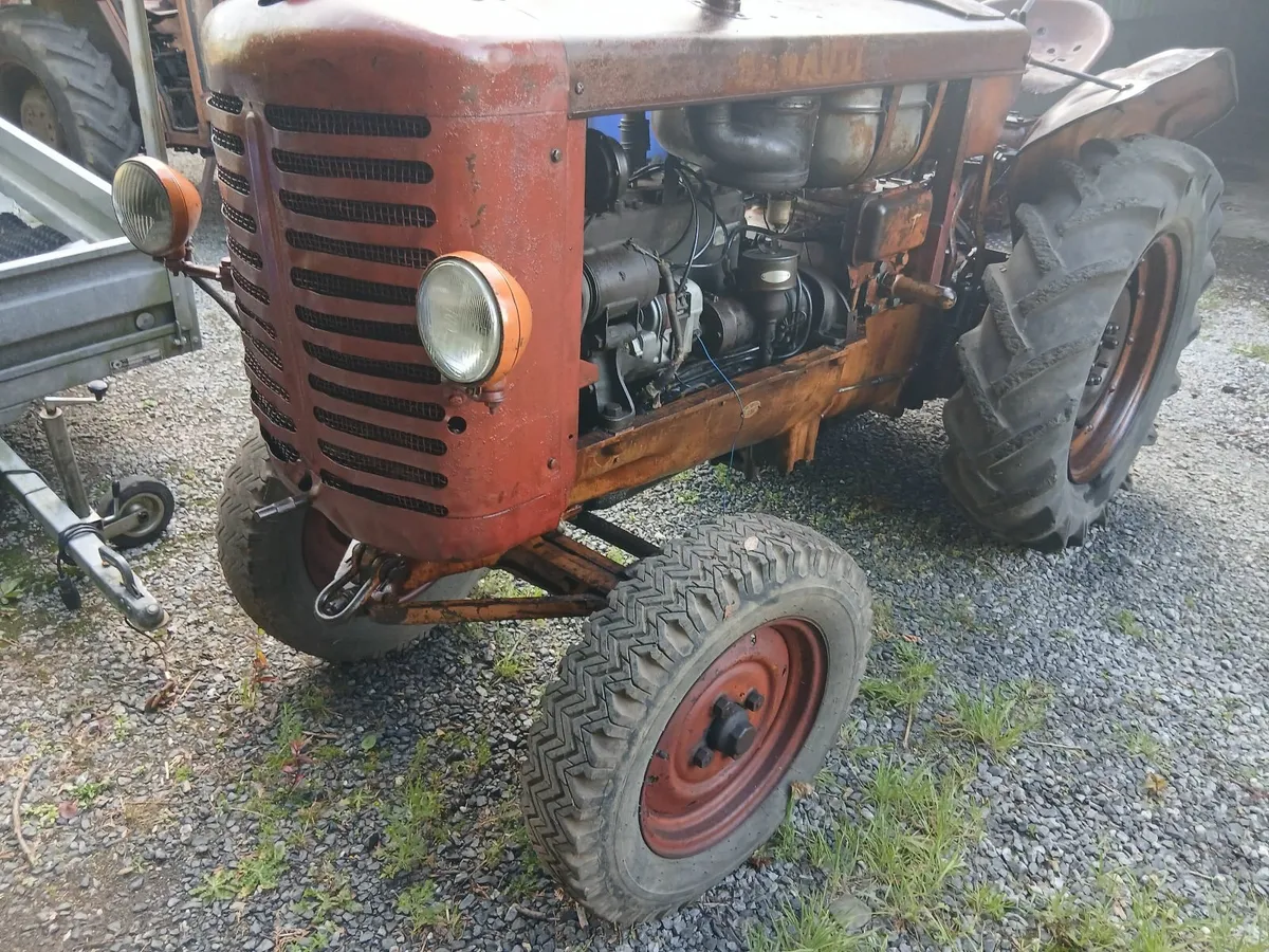 Renault petrol tractor - Image 3