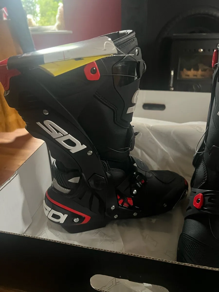 Adventure Helmet, Sports Jacket, Sports Boots - Image 2