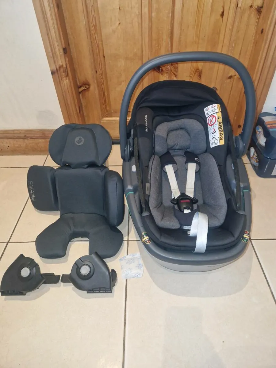 Maxi cosi car seat set - Image 1